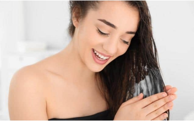 Bí quyết dùng dầu xả giúp tóc suôn mượt không lo bết dính