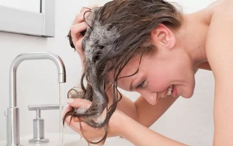 Hướng dẫn gội đầu đúng cách chuẩn Salon giúp tóc sạch lâu 3 ngày