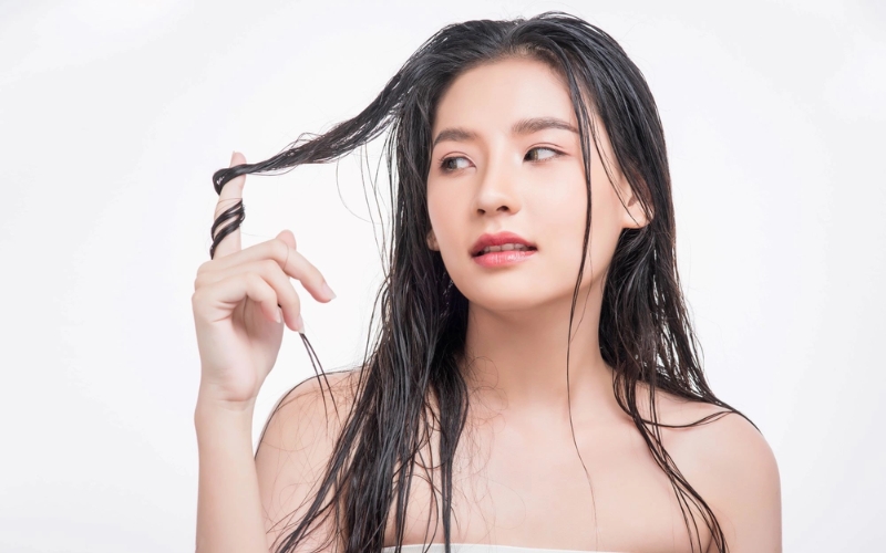 Tóc bết dầu: 5 nguyên nhân và cách xử lý hiệu quả tại nhà