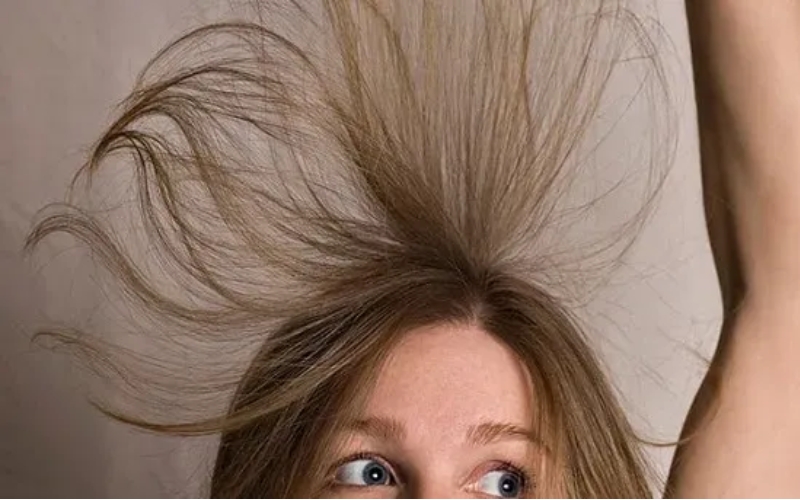 Tóc tĩnh điện vào mùa đông: 5 mẹo khắc phục để tóc hết dựng ngược
